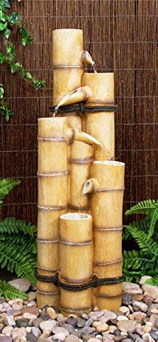 Fuente de bambú de jardín.